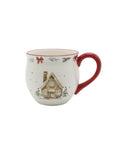 Becher Chalet de Noël von Chic Antique in Cherry, nostalgischer Weihnachtsbecher aus Keramik mit winterlichem Lebkuchenhausmotiv, rotem Henkel und dekorativer Tannenzweigbordüre