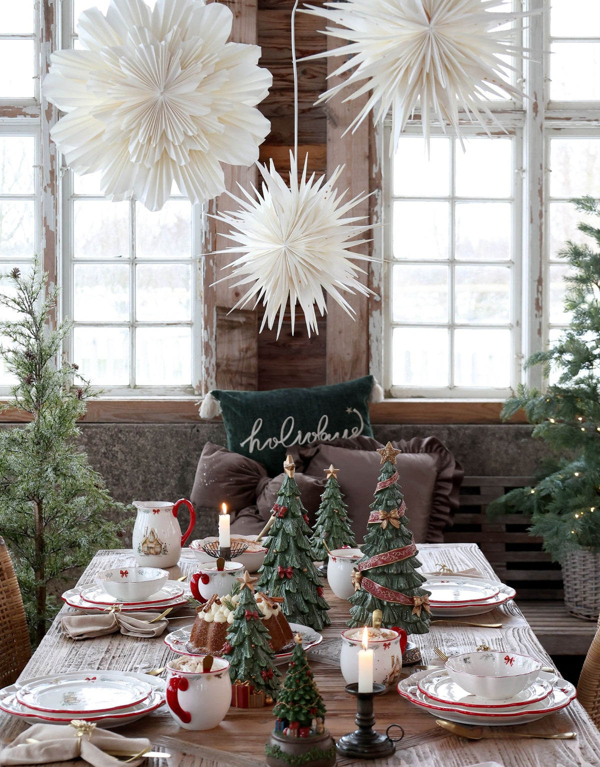 Becher Chalet de Noël von Chic Antique in Cherry, nostalgischer Weihnachtsbecher aus Keramik mit winterlichem Lebkuchenhausmotiv, rotem Henkel und dekorativer Tannenzweigbordüre