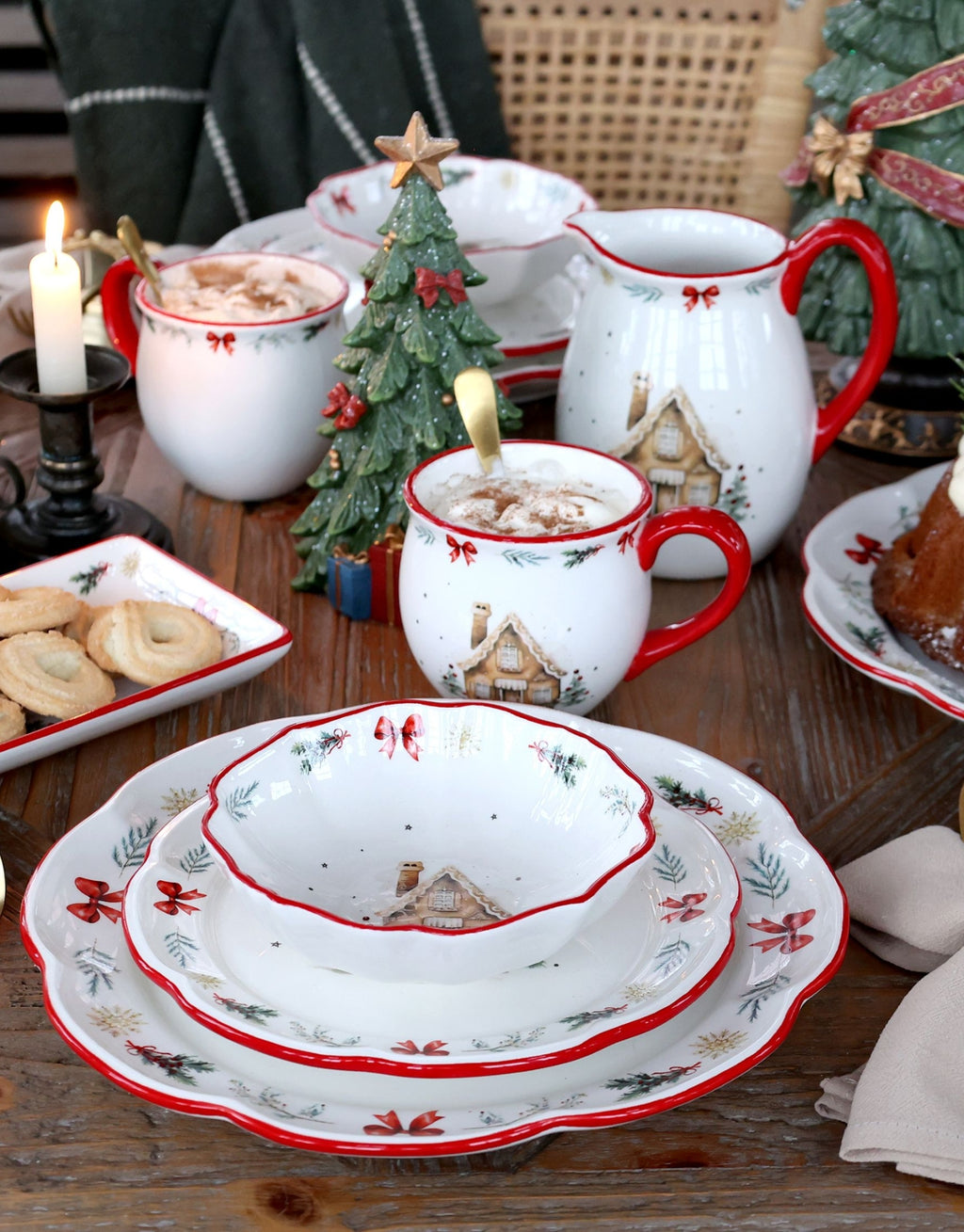 Becher Chalet de Noël von Chic Antique in Cherry, nostalgischer Weihnachtsbecher aus Keramik mit winterlichem Lebkuchenhausmotiv, rotem Henkel und dekorativer Tannenzweigbordüre