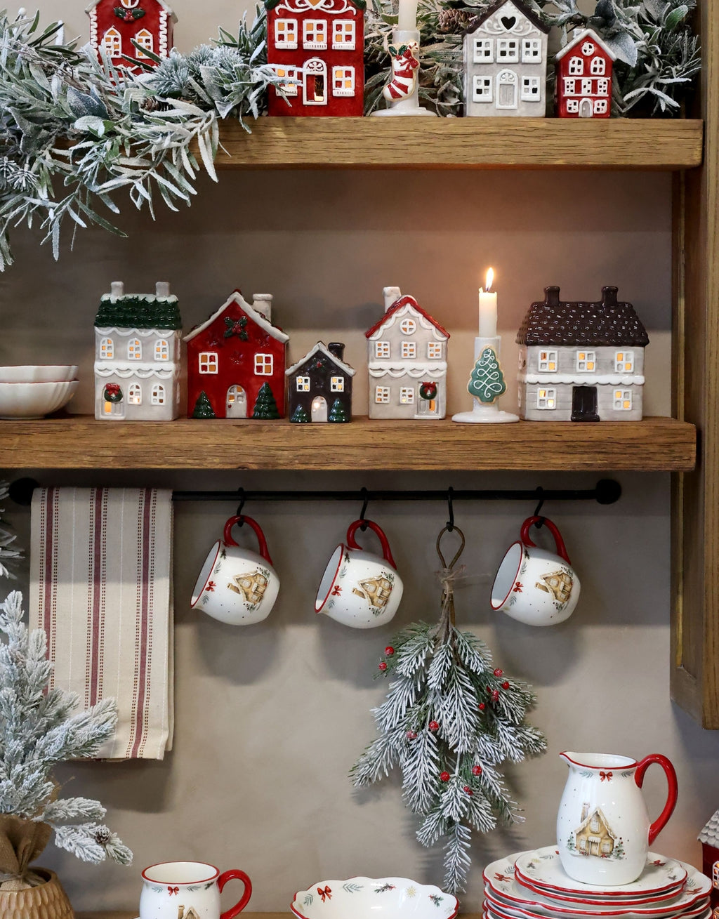 Becher Chalet de Noël von Chic Antique in Cherry, nostalgischer Weihnachtsbecher aus Keramik mit winterlichem Lebkuchenhausmotiv, rotem Henkel und dekorativer Tannenzweigbordüre