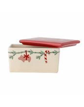 Laden Sie das Bild in den Galerie-Viewer, Bloomingville Butterdose Yule Natur mit rotem Deckel – Weihnachtsdesign aus Steingut
