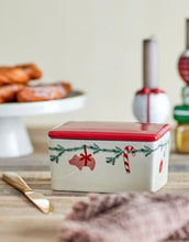 Laden Sie das Bild in den Galerie-Viewer, Bloomingville Butterdose Yule Natur mit rotem Deckel – Weihnachtsdesign aus Steingut

