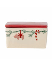 Laden Sie das Bild in den Galerie-Viewer, Bloomingville Butterdose Yule Natur mit rotem Deckel – Weihnachtsdesign aus Steingut
