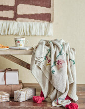 Laden Sie das Bild in den Galerie-Viewer, Bloomingville Decke Yule Natur aus recycelter Baumwolle – Weihnachtsmotiv
