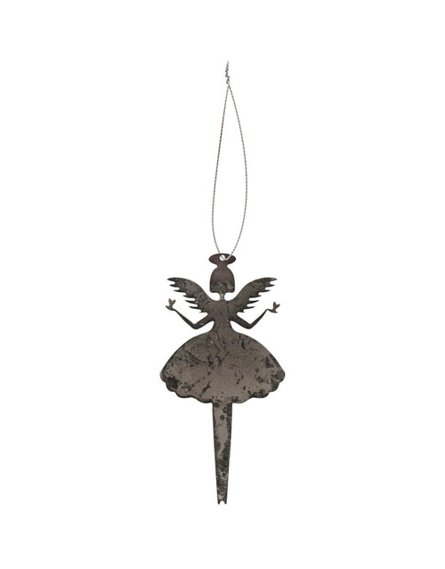 Silberfarbener Engel Eira zum Aufhängen von Stillenat by Ib Laursen aus filigranem Metall mit Flügeln, Heiligenschein und einem Herz in jeder Hand, 14 cm hoch.