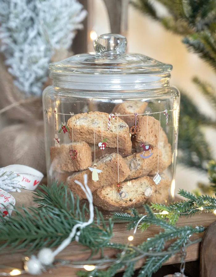 Weißer Glasbehälter „Christmas Holidays“ von Det Gamle Apotek – elegante Aufbewahrung für Weihnachtsleckereien oder Deko.