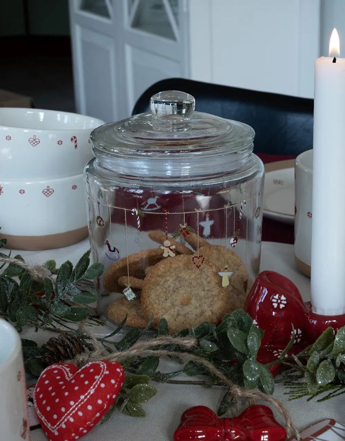 Weißer Glasbehälter „Christmas Holidays“ von Det Gamle Apotek – elegante Aufbewahrung für Weihnachtsleckereien oder Deko.