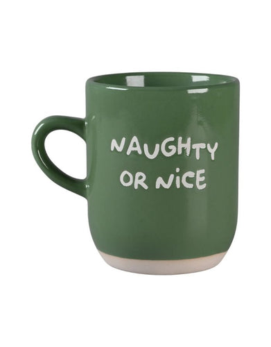 Grüner Steingutbecher mit weißem Schriftzug „Naughty or Nice“ von Det Gamle Apotek, festlicher Kaffeebecher.