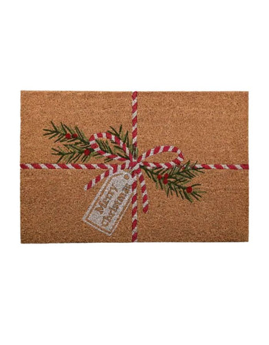Merry Christmas Fussmatte von Det Gamle Apotek – dekorative Fußmatte aus Kokosfasern in braun.