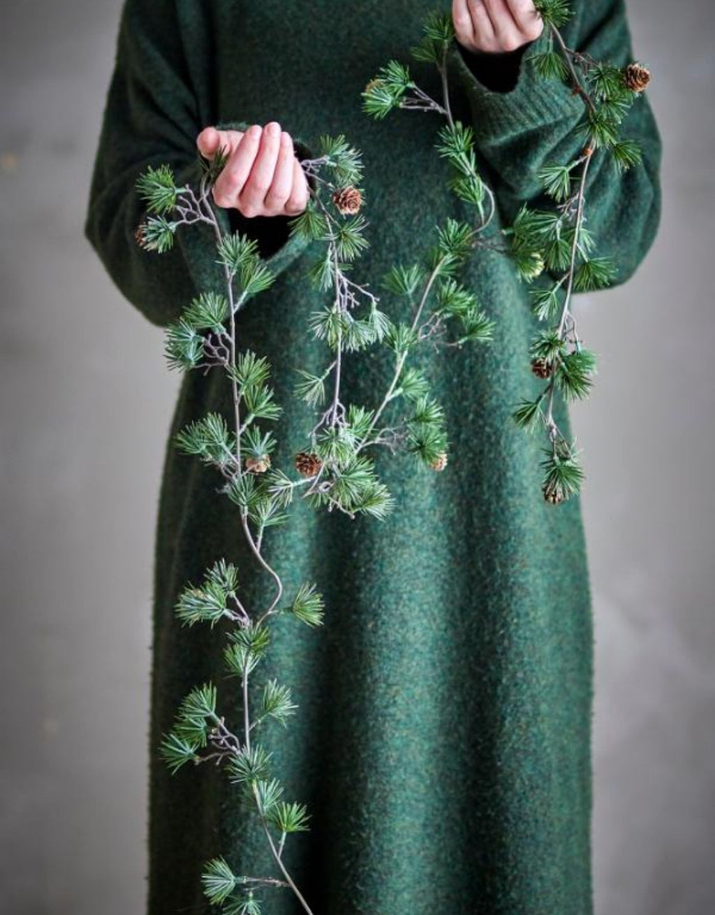 Grüne Cedar Girlande von Bloomingville mit künstlichen Zedernnadeln und kleinen Zapfen, 200 cm lang.