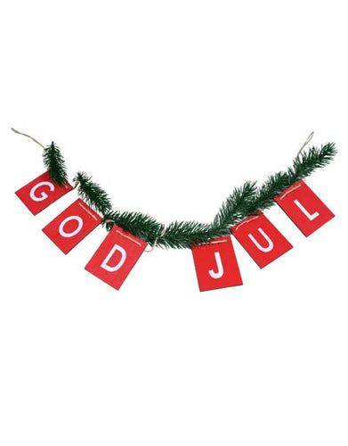 Rote Holz-Girlande mit dem Schriftzug “God Jul” von Det Gamle Apotek, weihnachtliche Dekoration mit Tannenzweigen.
