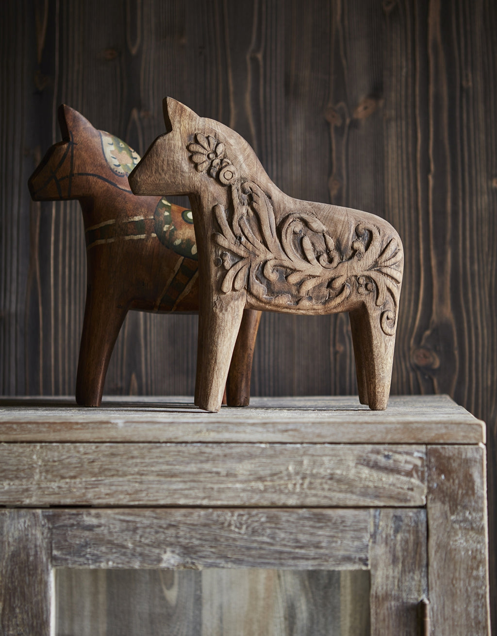  Braunes Fale Deko-Pferd von Affari of Sweden aus handgefertigtem Mangoholz im traditionellen skandinavischen Stil, 30 cm hoch.