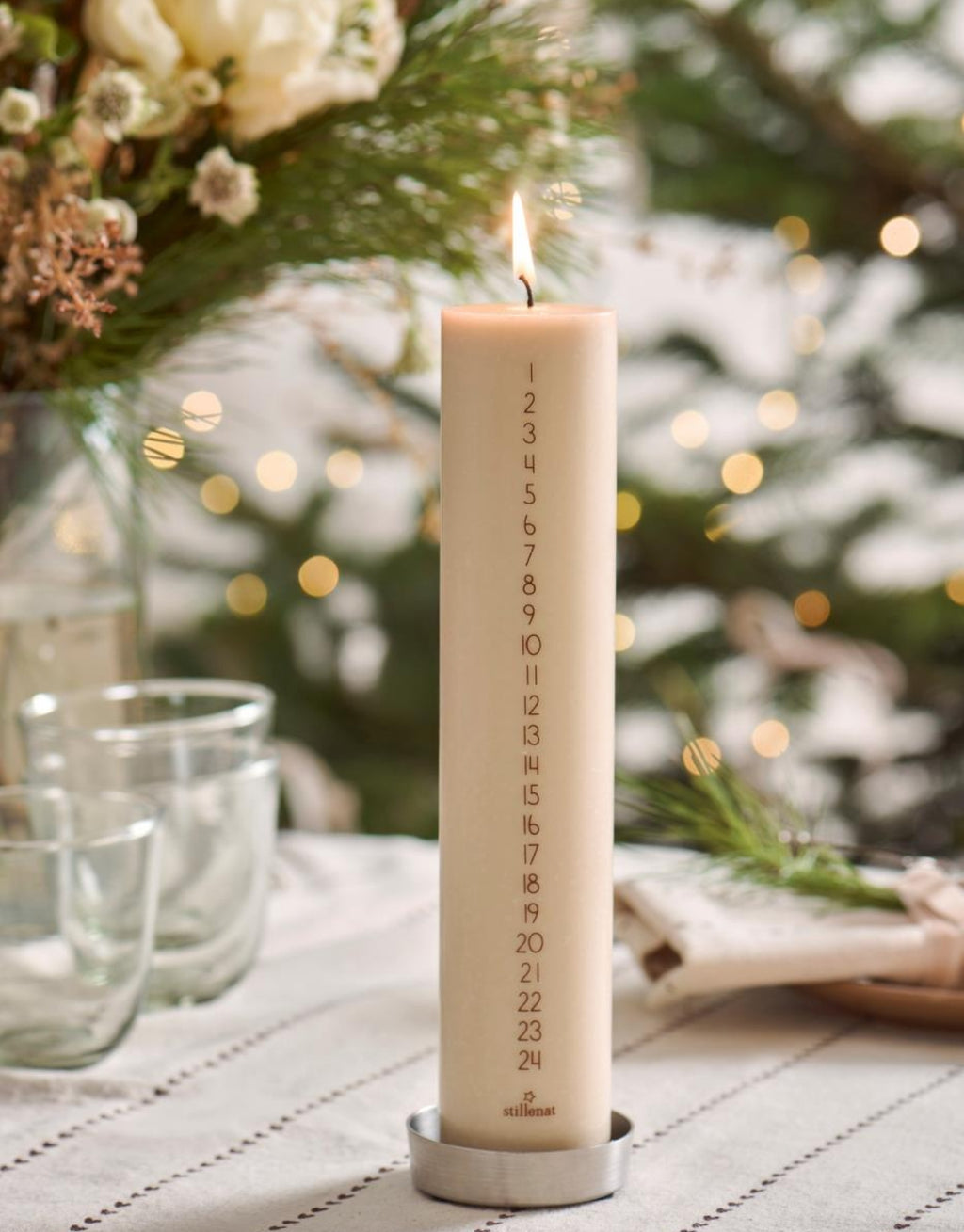 Beige Kalenderkerze von Ib Laursen mit Zahlen von 1 bis 24, aus 90 % Stearin und 10 % Paraffin, 25 cm hoch und 5 cm im Durchmesser.