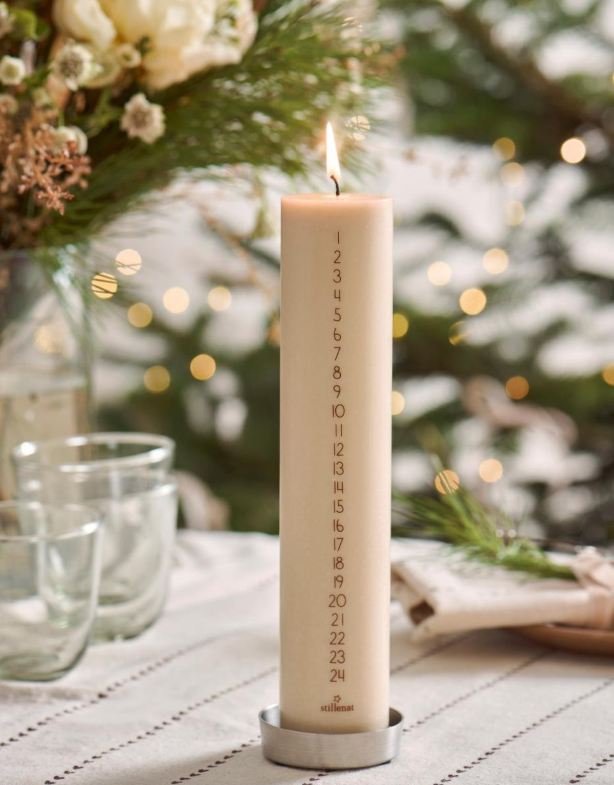 Beige Kalenderkerze von Ib Laursen mit Zahlen von 1 bis 24, aus 90 % Stearin und 10 % Paraffin, 25 cm hoch und 5 cm im Durchmesser.