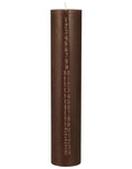 Weihnachtskerze von Ib Laursen in der Farbe Hazelnut mit eingeprägten Zahlen von 1 bis 24, aus Stearin, 30 cm hoch und mit Nordischem Umweltzeichen zertifiziert.
