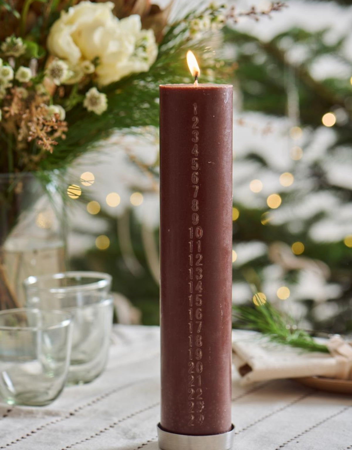 Weihnachtskerze von Ib Laursen in der Farbe Hazelnut mit eingeprägten Zahlen von 1 bis 24, aus Stearin, 30 cm hoch und mit Nordischem Umweltzeichen zertifiziert.
