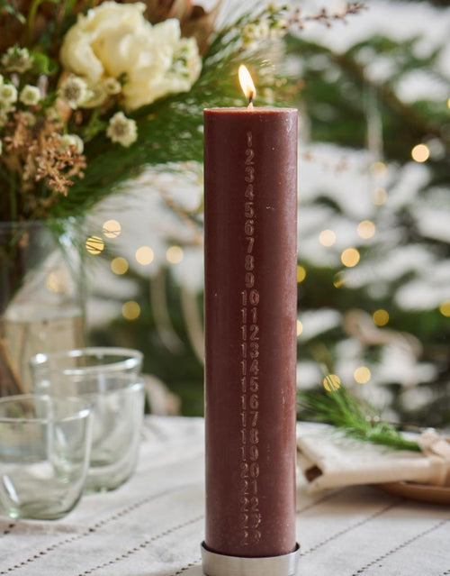 Weihnachtskerze von Ib Laursen in der Farbe Hazelnut mit eingeprägten Zahlen von 1 bis 24, aus Stearin, 30 cm hoch und mit Nordischem Umweltzeichen zertifiziert.