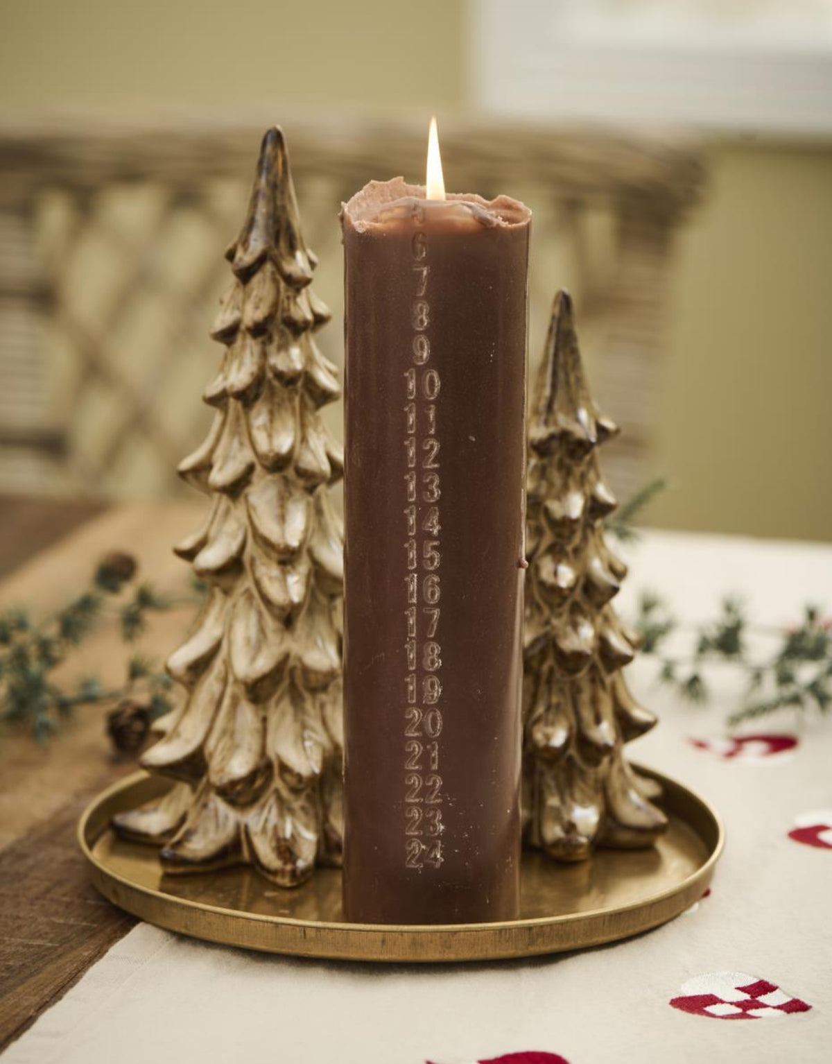 Weihnachtskerze von Ib Laursen in der Farbe Hazelnut mit eingeprägten Zahlen von 1 bis 24, aus Stearin, 30 cm hoch und mit Nordischem Umweltzeichen zertifiziert.