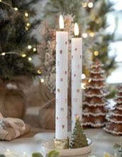 Laden Sie das Bild in den Galerie-Viewer, LED Kerzen von Det Gamle Apotek – festliche Beleuchtung aus wax in weiss.

