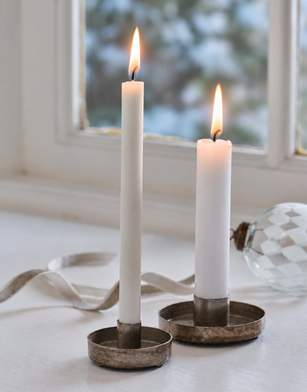 Kleiner Kerzenhalter Eira von Stillenat by Ib Laursen aus Metall in Antik Silber mit flachem, rundem Standfuß für dünne Stabkerzen mit 1,3 cm Durchmesser.