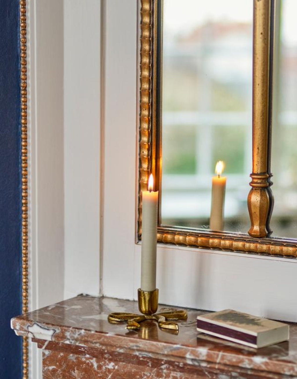Goldener Nanda Kerzenhalter von Bloomingville aus Aluminium in dekorativer Schleifenform mit eingerollten Enden.