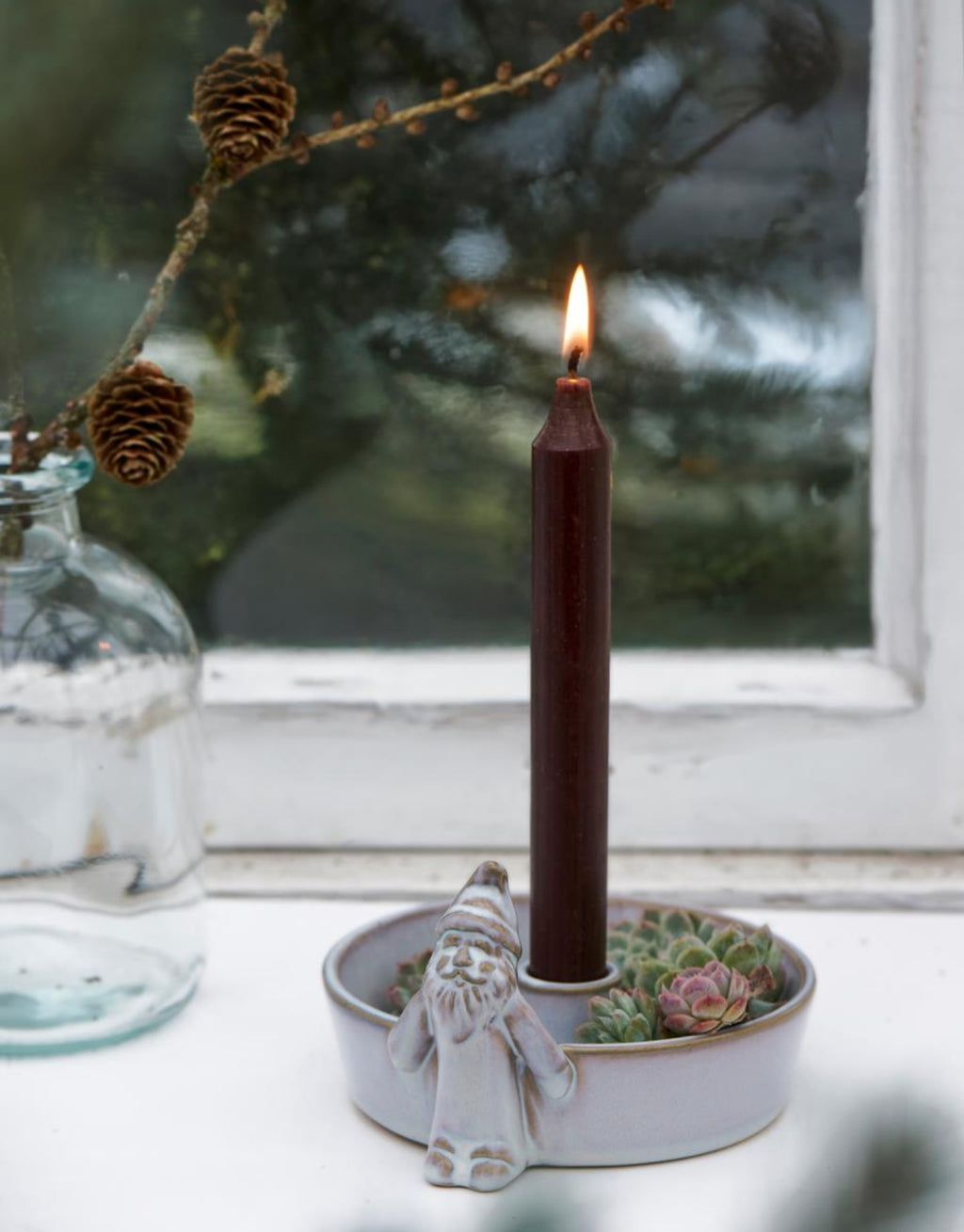 Weißer Kerzenhalter aus Keramik von Stillenat by Ib Laursen im Vintage-Look mit kleinem Weihnachtsmann am Rand und integrierter Halterung für Stabkerzen.