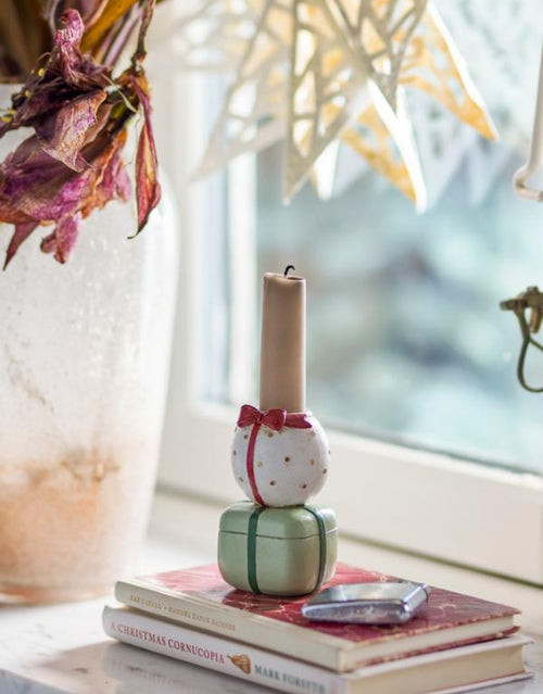 Bunter Wish Kerzenhalter von Bloomingville aus Polyresin in Form von gestapelten Weihnachtsgeschenken.