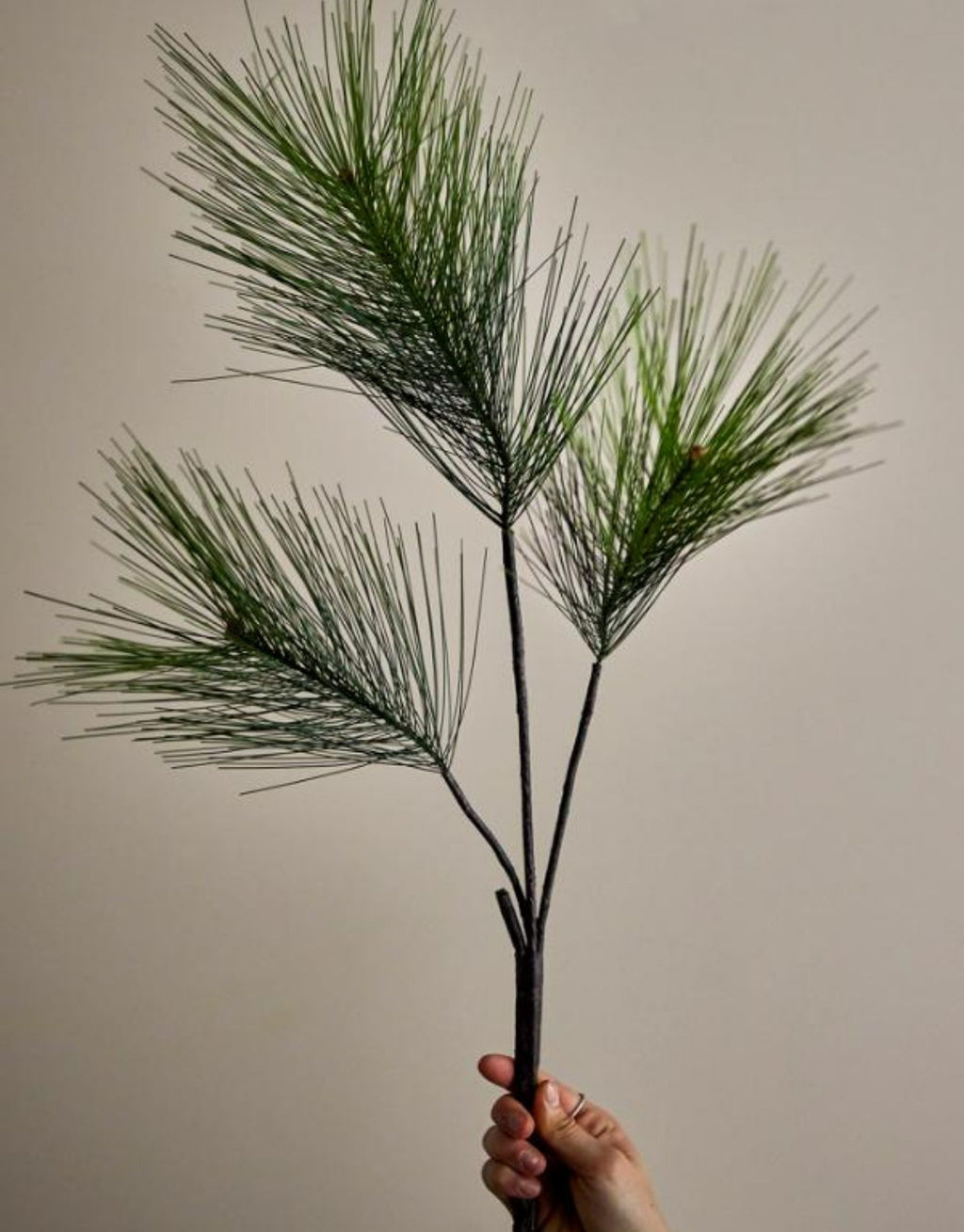 Grüner künstlicher Pinie Stiel von Bloomingville mit feinen Kiefernzweigen und einer Höhe von 114 cm.