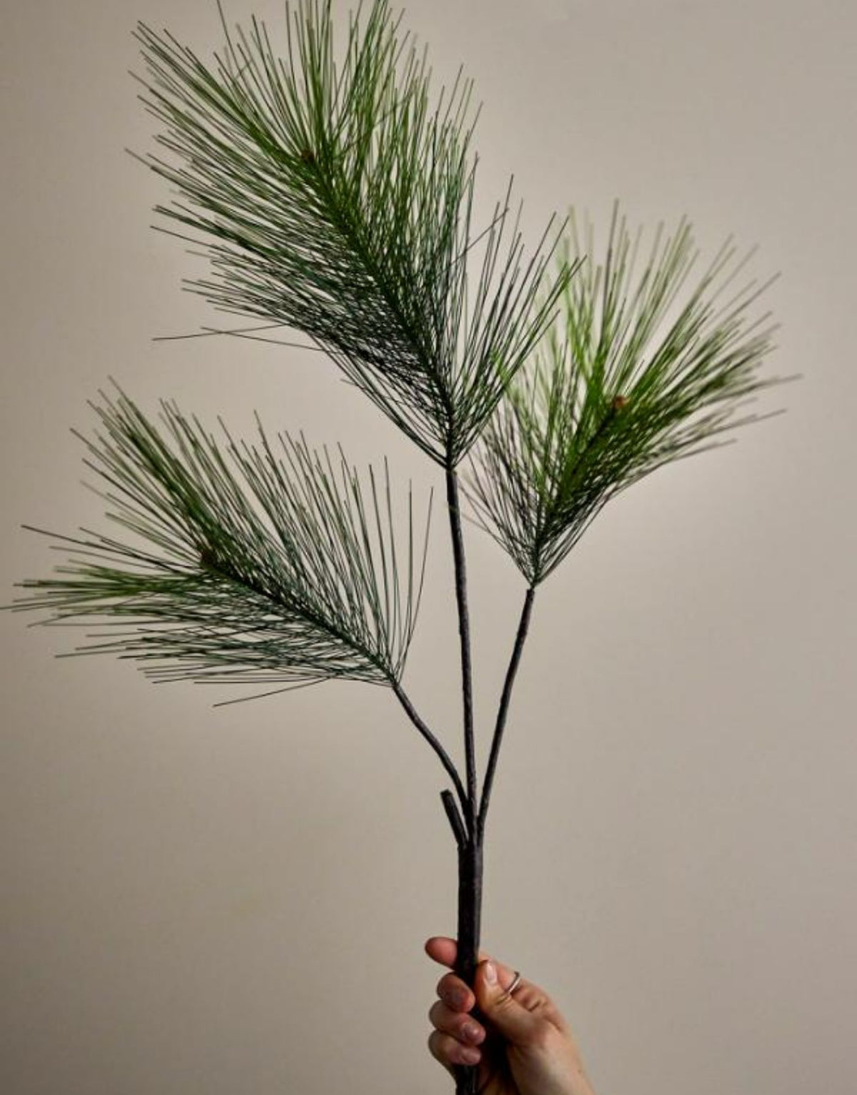 Grüner künstlicher Pinie Stiel von Bloomingville mit feinen Kiefernzweigen und einer Höhe von 114 cm.