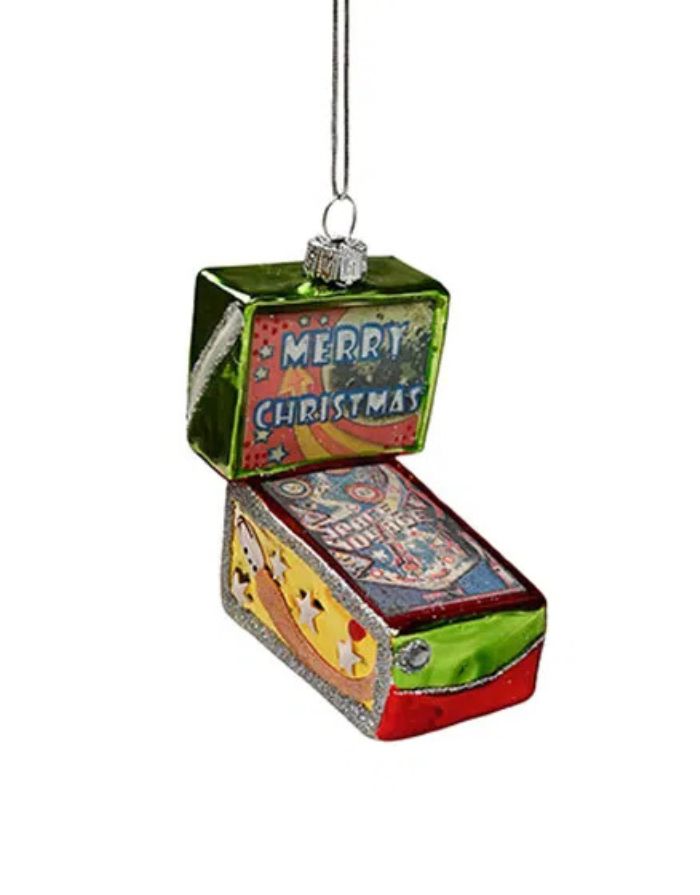 Gelber Weihnachtsbaumanhänger aus Glas in Form eines Flipperautomaten von Det Gamle Apotek, detailreich und retro.