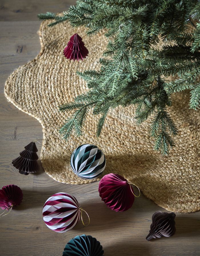 Roter Weihnachtsbaumanhänger Uni von Affari of Sweden aus Papier mit Magnet, Ø 7 × H 10 cm, mit weihnachtlichem Hintergrund.