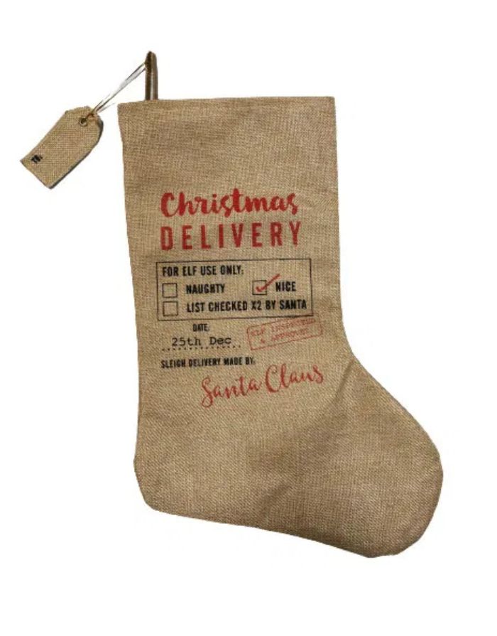 Weihnachtsstrumpf X-Mas Delivery von Det Gamle Apotek – naturfarbener Deko-Strumpf für Geschenke und festliche Akzente.