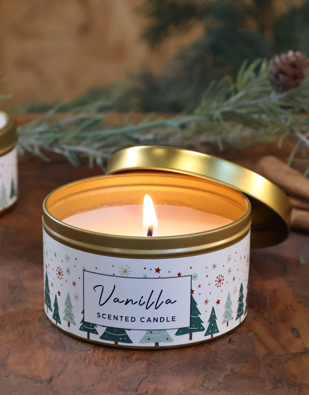 Duftkerze Vanilla von Chic Antique im dekorativen Zinnbehälter mit warmem Vanilleduft und einer Brenndauer von ca. 40 Stunden.