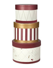 Laden Sie das Bild in den Galerie-Viewer, Weihnachts Geschenkboxen 3er Set Small von Speedtsberg in Rot, Offwhite und Gold, aus Karton, bedruckt mit Streifen-, Harlekin- und Weihnachtsmotiven, ideal zur Aufbewahrung oder Dekoration
