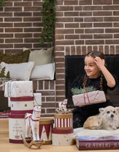 Laden Sie das Bild in den Galerie-Viewer, Weihnachts Geschenkboxen 3er Set Small von Speedtsberg in Rot, Offwhite und Gold, aus Karton, bedruckt mit Streifen-, Harlekin- und Weihnachtsmotiven, ideal zur Aufbewahrung oder Dekoration
