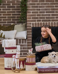 Weihnachts Geschenkboxen 3er Set Small von Speedtsberg in Rot, Offwhite und Gold, aus Karton, bedruckt mit Streifen-, Harlekin- und Weihnachtsmotiven, ideal zur Aufbewahrung oder Dekoration