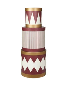 Weihnachts Geschenkboxen 3er Set von Speedtsberg in Rot, Offwhite und Gold, aus Karton, bedruckt mit Harlekin- und Streifenmustern, ideal zur Aufbewahrung oder Dekoration.