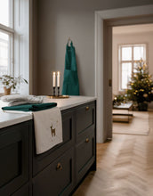 Laden Sie das Bild in den Galerie-Viewer, Geschirrtuch Christmas Fable Cream von Kähler, 70x50 cm, aus 74 % Baumwolle und 26 % Polyester, weihnachtliches Design in Creme.
