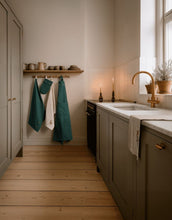 Laden Sie das Bild in den Galerie-Viewer, Geschirrtuch Christmas Fable Cream von Kähler, 70x50 cm, aus 74 % Baumwolle und 26 % Polyester, weihnachtliches Design in Creme.
