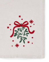 Laden Sie das Bild in den Galerie-Viewer, Geschirrtuch Christmas Fable Beige von Kähler, 70x50 cm, aus 74 % Baumwolle und 26 % Polyester, weihnachtliches Design in Beige.
