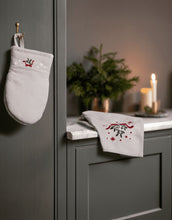 Laden Sie das Bild in den Galerie-Viewer, Geschirrtuch Christmas Fable Beige von Kähler, 70x50 cm, aus 74 % Baumwolle und 26 % Polyester, weihnachtliches Design in Beige.
