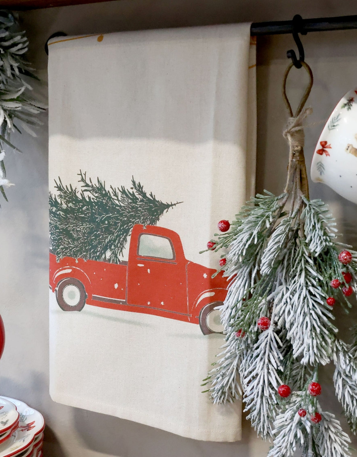 Geschirrtuch von Chic Antique aus Baumwolle mit nostalgischem weihnachtlichem Automotiv im Format 50 × 70 cm.