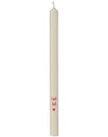 Schlanke weiße God Jul Stabkerze von Ib Laursen mit rotem Weihnachtsschriftzug und kleinem Herz, 20 cm hoch und 1,3 cm im Durchmesser.