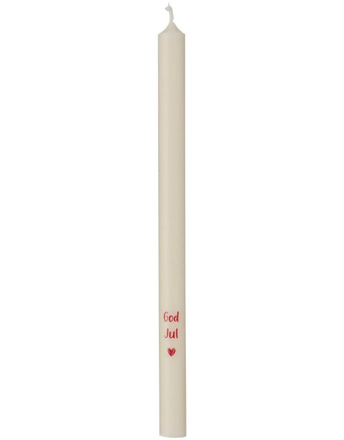 Schlanke weiße God Jul Stabkerze von Ib Laursen mit rotem Weihnachtsschriftzug und kleinem Herz, 20 cm hoch und 1,3 cm im Durchmesser.