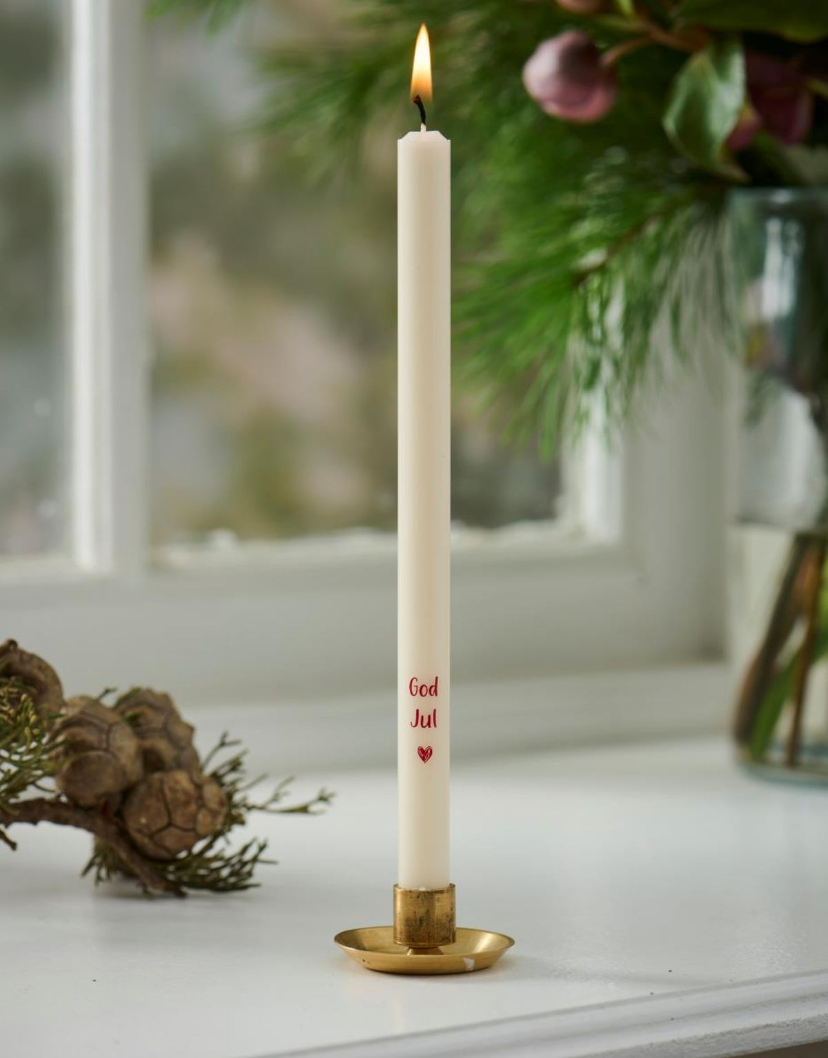 Schlanke weiße God Jul Stabkerze von Ib Laursen mit rotem Weihnachtsschriftzug und kleinem Herz, 20 cm hoch und 1,3 cm im Durchmesser.