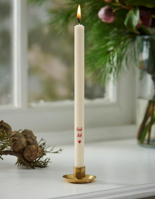Schlanke weiße God Jul Stabkerze von Ib Laursen mit rotem Weihnachtsschriftzug und kleinem Herz, 20 cm hoch und 1,3 cm im Durchmesser.