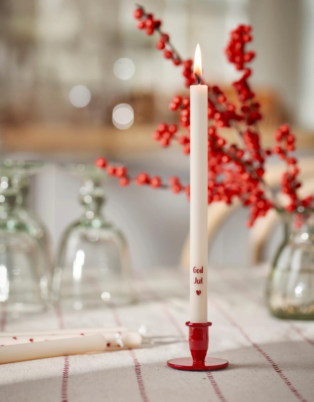 Schlanke weiße God Jul Stabkerze von Ib Laursen mit rotem Weihnachtsschriftzug und kleinem Herz, 20 cm hoch und 1,3 cm im Durchmesser.