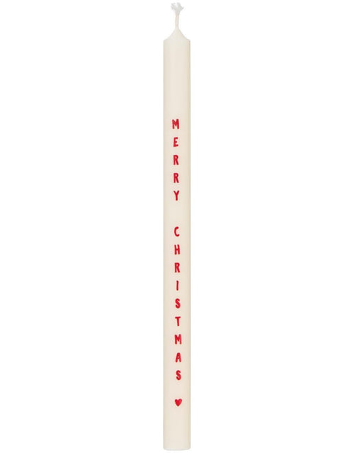 Schlanke weiße Merry Christmas  Stabkerze von Ib Laursen mit rotem Weihnachtsschriftzug und kleinem Herz, 20 cm hoch und 1,3 cm im Durchmesser.