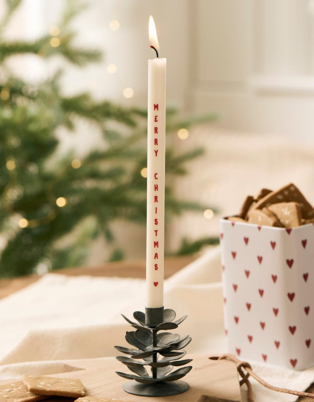 Schlanke weiße Merry Christmas  Stabkerze von Ib Laursen mit rotem Weihnachtsschriftzug und kleinem Herz, 20 cm hoch und 1,3 cm im Durchmesser.