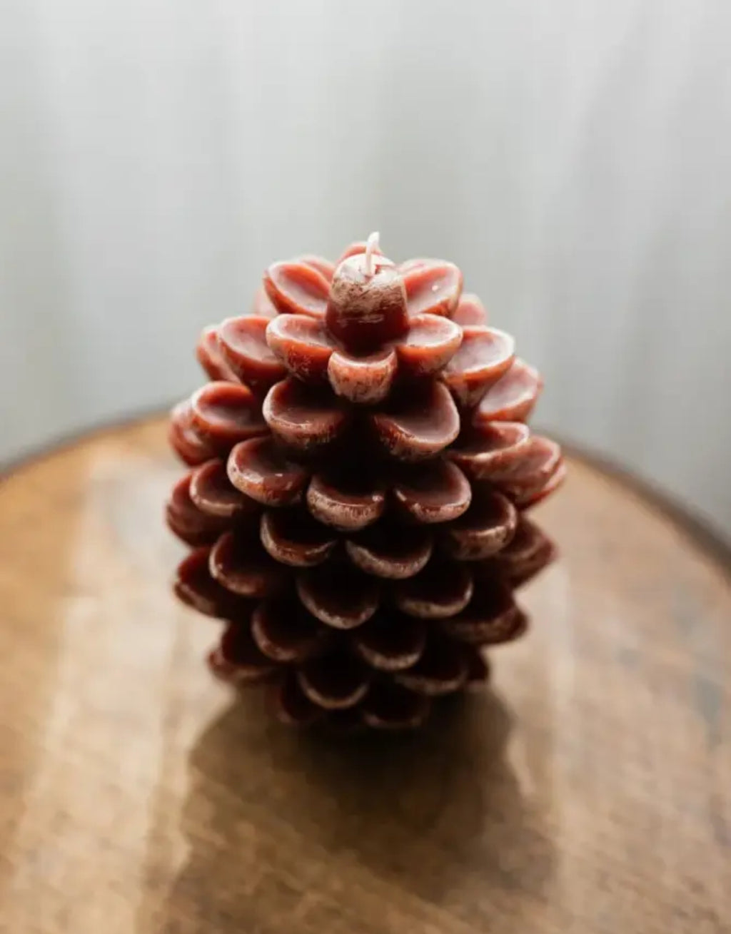 Dekokerze Kiefernzapfen von HOMLA in Braun, 11 cm hohe Weihnachtskerze aus Paraffin in naturgetreuer Tannenzapfenform mit detailreicher Oberfläche und rustikalem Design.